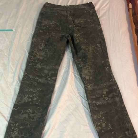 Gloria Vanderbilt size 12 camo & cheetah print - Picture 2 of 2
